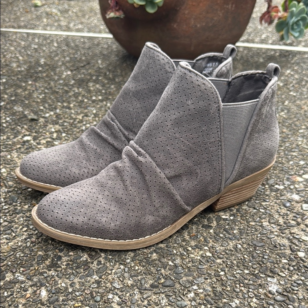 Report Gray Ankle Boots with Elastic Panels